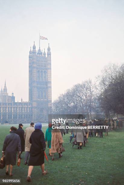 Foule venant rendre hommage lors de l'enterrement de Winston Churchill, devant le palais de Westminster, 30 janvier 1965, à Londres, Royaume-Uni.