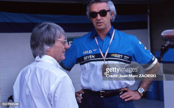 Bernie Ecclestone, le patron de la Formula One Management, « grand argentier » de la Formule 1 en compagnie du directeur de l'écurie Benetton...