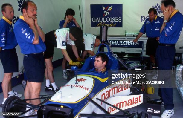 Préparation de la voiture du pilote automobile français Olivier Panis, lors du Grand-Prix du Brésil à Sao Paulo le 29 mars 1996.