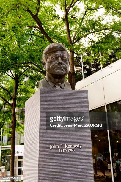 Buste en bronze du 35? président des États-Unis John F. Kennedy sculpté par Paul Lancz , à l'intersection de l'avenue du Président-Kennedy et de...