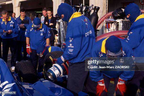 Entraînement au ravitaillement, lors de la première séance d'essais libres, dans le cadre du Grand-Prix d'Europe le 26 avril 1996 sur le circuit du...
