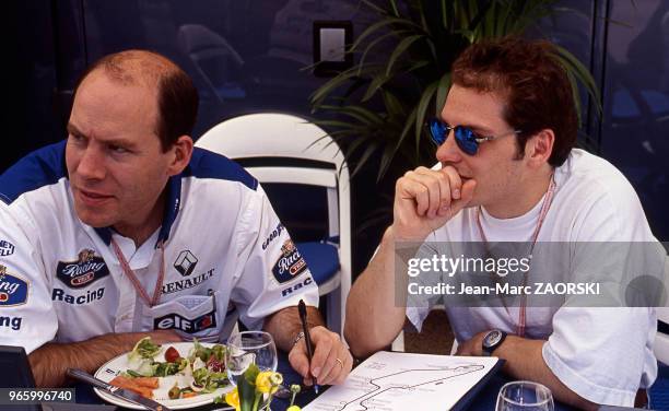 Le pilote automobile canadien Jacques Villeneuve, en compagnie de son ingénieur de piste britannique Jock Clear, dans le motorhome de l'écurie, après...