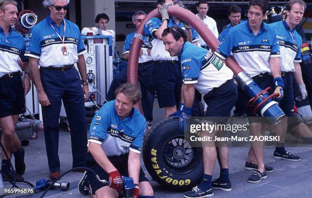 Entraînement au ravitaillement pour les mécaniciens de l'écurie Benetton Renault, sous les yeux de Flavio Briatore, ici dans le cadre du Grand-Prix...