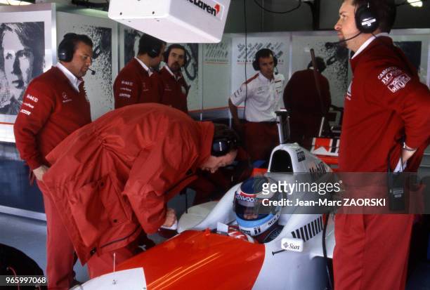 Mika Häkkinen, pilote automobile finlandais double champion du monde de Formule 1, au volant de la McLaren MP4, ici en conversation avec son...