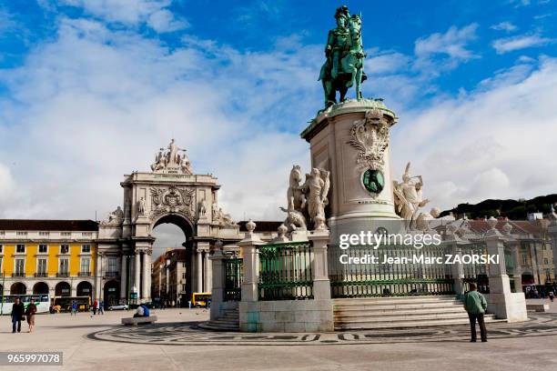 Place du commerce avec ses arcades et, en son centre, la statue équestre du roi José I, bronze du sculpteur Macahdo de Castro , à Lisbonne, au...