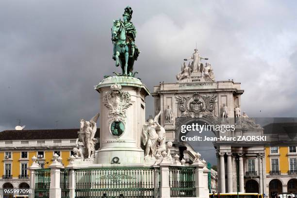 Place du commerce avec ses arcades et, en son centre, la statue équestre du roi José I, bronze du sculpteur Macahdo de Castro , à Lisbonne, au...