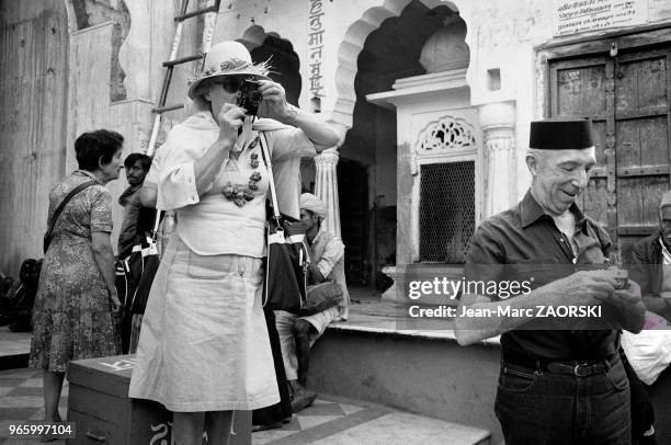 Scène de vie quotidienne avec ici une touriste dans la rue à Pushkar, Rajasthan, en Inde, le 28 novembre 1982.