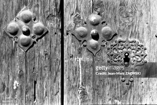 Serrure sur une porte d'entrée, à Tolède en Espagne, le 21 août 1977.
