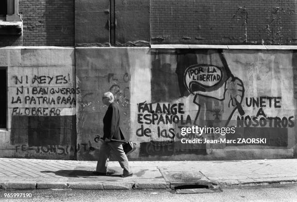 Graffitis politiques sur un mur, à Madrid en Espagne, le 20 août 1977.