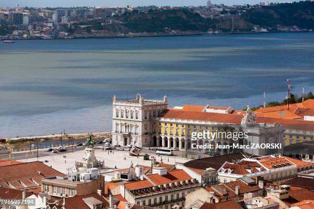 Vue de la ville avec le Tage et la place du commerce en premier plan, à Lisbonne au Portugal le 17 avril 2006.