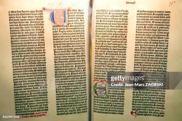 Fac-simile de la bible à 42 lignes, dite bible de Gutenberg, premier livre au monde imprimé en caractères mobiles par Johannes Gutenberg, vers...