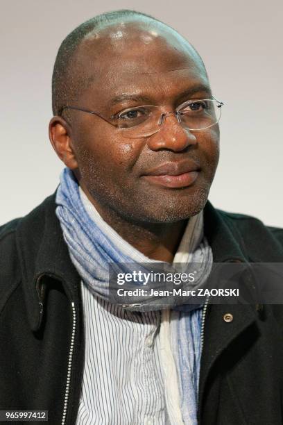 Gaston Paul Effa, écrivain lorrain d'origine camerounaise, professeur de philosophie au Salon du Livre et de la Presse à Genève en Suisse le 29 avril...