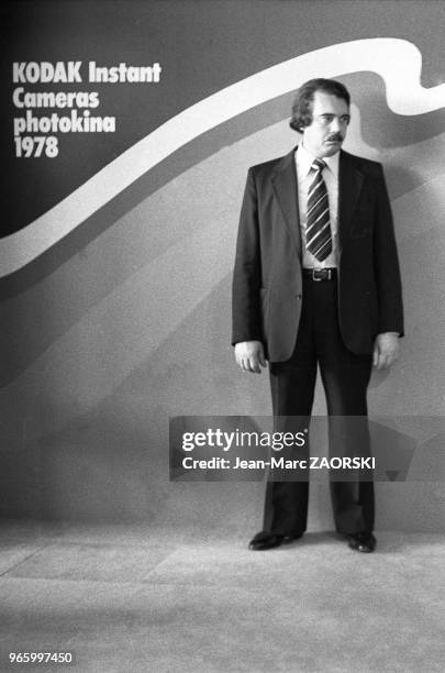 Un homme devant le stand Kodak lors de la Photokina 1978 le 16 septembre 1978, Cologne, Allemagne.