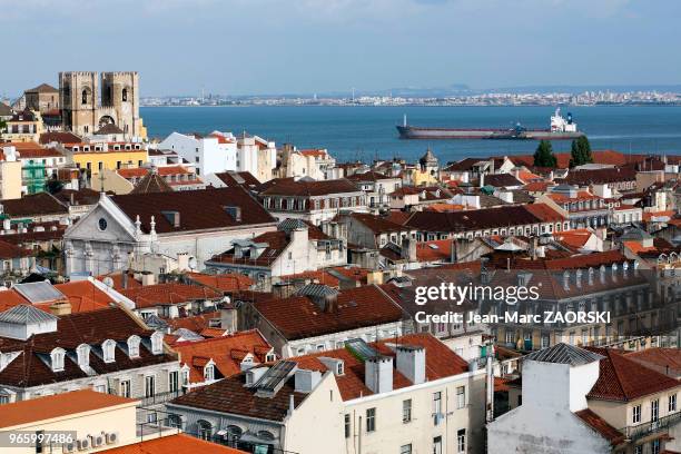 Vue du quartier Alfama, avec le Tage en arrière plan et la cathédrale Santa Maior à Lisbonne, au Portugal le 23 avril 2006.