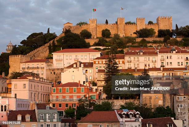 Vue de la ville, avec en arrière plan, le Château Saint-Georges situé dans la freguesia de Castelo et en position dominante sur la colline la plus...