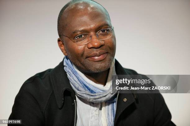 Gaston Paul Effa, écrivain lorrain d'origine camerounaise, professeur de philosophie au Salon du Livre et de la Presse à Genève en Suisse le 29 avril...