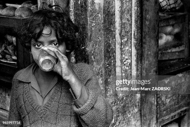 Scène quotidienne à Curepipe à l'Ile Maurice dans l'océan Indien, le 30 juillet 1976.