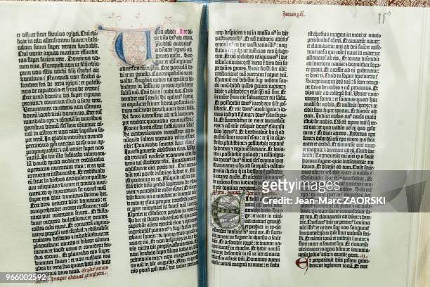 Fac-similé de la Bible de Gutenberg , premier livre imprimé en Europe à l'aide de caractères mobiles par le typographe et imprimeur allemand Johannes...