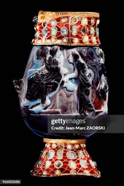 Vase de sardoine dit de Saint-Martin, pièce du trésor de l?abbaye de Saint-Maurice d?Agaune dans le Valais suisse, du temps des mérovingiens, lors de...