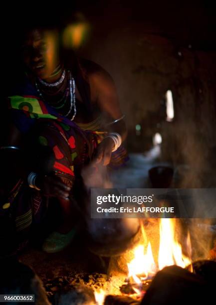 Femme Borana faisant du café, vallée de l'Omo, Ethiopie.