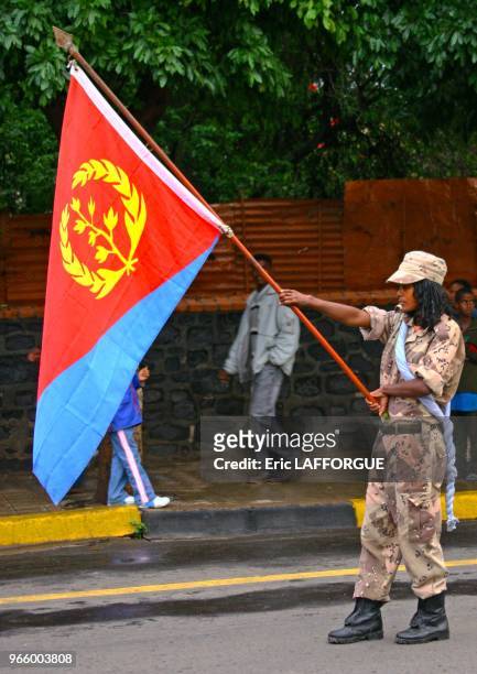 Femme soldat lors d'une celebration avec le drapeau de l'Erythree le 18 mai 2005 veille de la fete nationale a Asmara, Erythree.