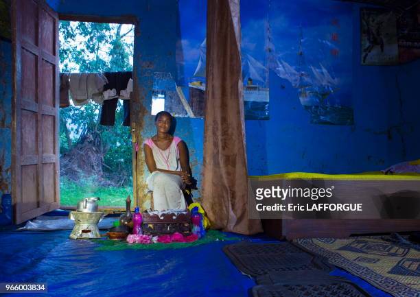 Femme de la tribu Menit dans sa maison dans le village de Tum.