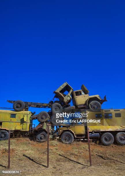 Cimetiere de tanks et de camions le 26 fevrier 2013 a Asmara, Erythree.
