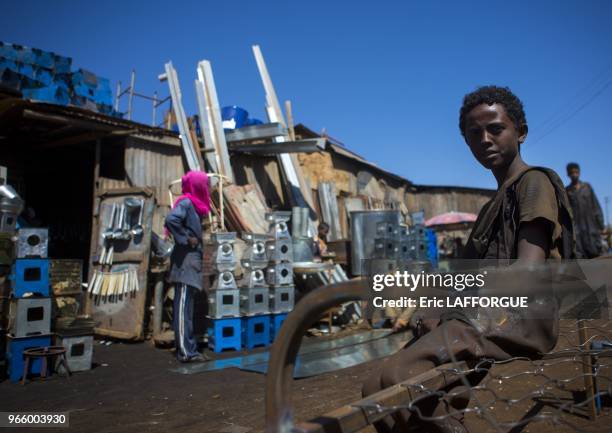 Enfant dans le marche de Medebar le 22 fevrier 2013 a Asmara, Erythree.