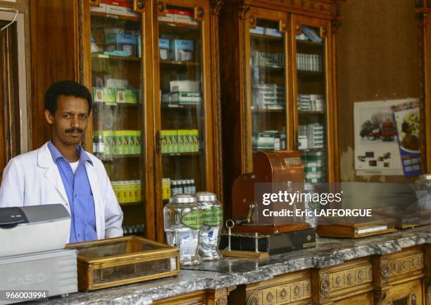 Portrait d'un pharmacien dans son officine le 23 mai 2005 a Asmara, Erythree.