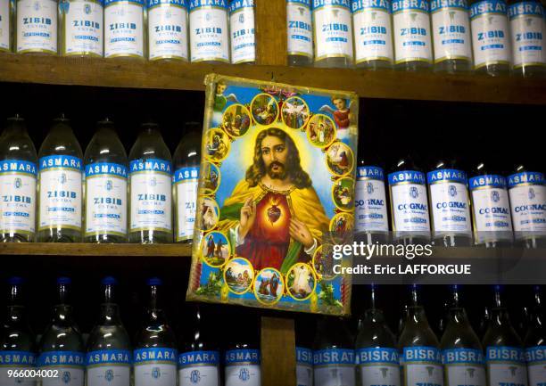 Poster de Jesus devant des bouteilles de Zibib et de Cognac le 21 fevrier 2013 a Asmara, Erythree.