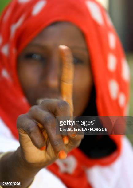 Femme refusant de se faire photographier le 28 mai, 2005 a Senafe, Erythreee.