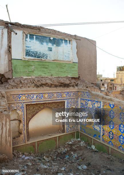 Poster de la Mecque dans une maison ouighour le 22 septembre 2012 a Kashgar, Chine. 65 000 familles ouighours doivent etre deplacees dans des HLM en...