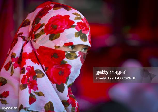 Femme voilee le 19 septembre 2013 a Yecheng, Chine. Dans les stations services, les femmes doivent se devoiler si elles souhaitent etre servies. Idem...