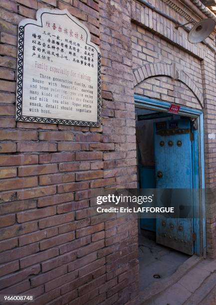 Panneau d???Interdiction d???emprunter certaines rues ouighours de Kashgar destinees aux touristes, le 22 septembre 2013 a Kashgar, Chine. Les...