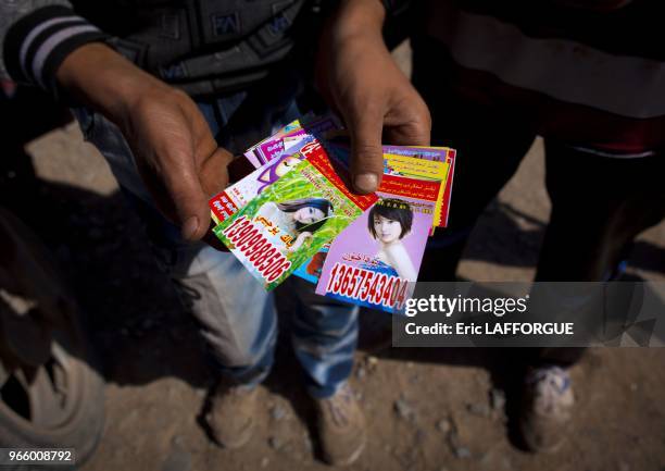 Cartes publicitaires, le 23 septembre 2013 a Kashgar, Chine. Ses cartes publicitaires presentent des filles sexys distribuees par les chinois sur le...