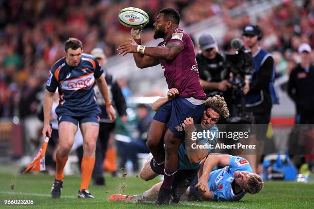 Samu Kerevi of the Reds passes the ball during the round 16 Super Rugby match between the Reds and the Waratahs at Suncorp Stadium on June 2, 2018 in...