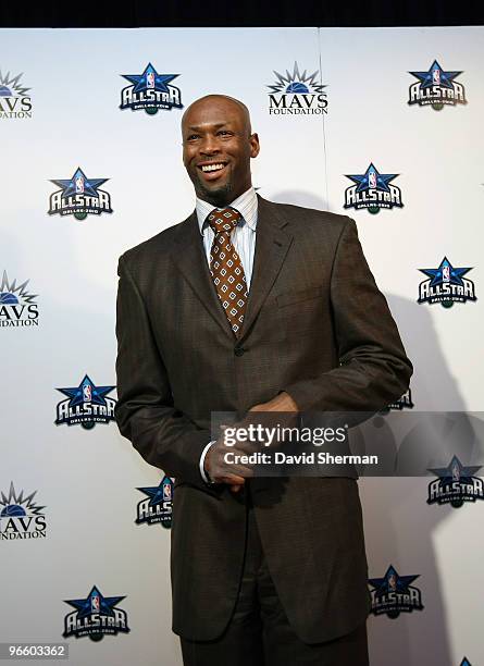 Erick Dampier of the Dallas Mavericks arrives on the red carpet during a NBA Tip-Off Party as part of the 2010 NBA All-Star Weekend on February 11,...