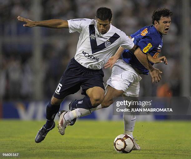 Brazil's Cruzeiro forward Kleber vies for the ball with Argentina's Velez Sarsfield defender Diego Renan during their Copa Libertadores 2010 Group 7...