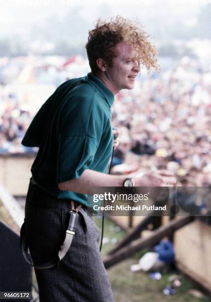 Singer Mick Hucknall performing with Simply Red at the Glastonbury Festival, 22nd June 1986.