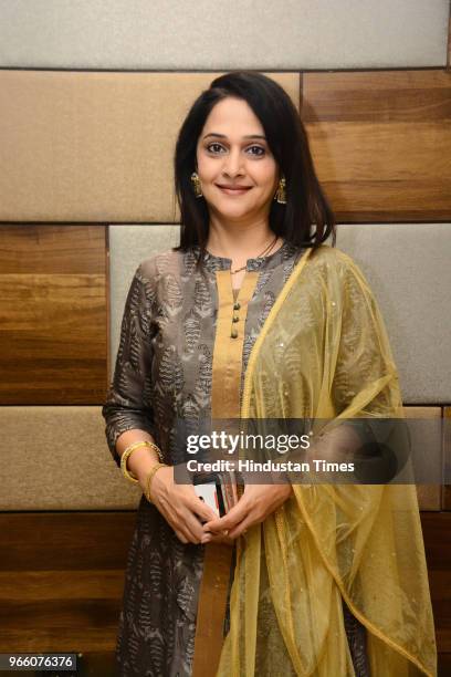 Mrinal Rana Profile Shoot Of Marathi Actor Mrinal Kulkarni Photos and Premium High ...