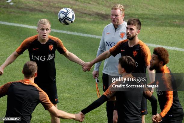 Donny van de Beek of Holland, coach Ronald Koeman of Holland, Davy Propper of Holland, Tonny Vilhena of Holland during the Training Holland at the...