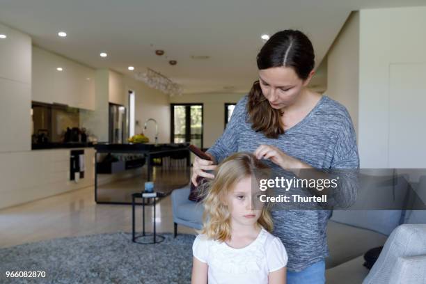 mother doing head lice inspection on daughter - piolho humano imagens e fotografias de stock