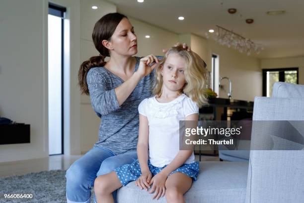 娘の母やって頭シラミ検査 - シラミ ストックフォトと画像