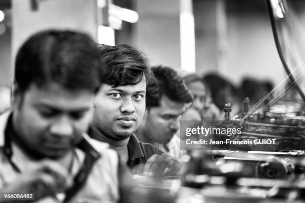 Portrait d'une couturier dans une usine de textile, 30 novembre 2016, banlieue de Savar, faubourg ouest de Dacca, Bangladesh.