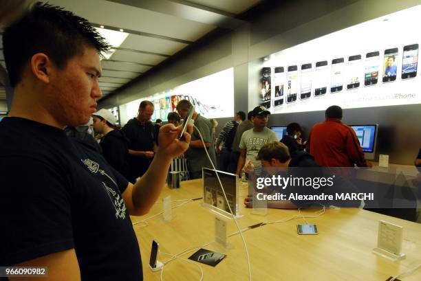 Des americains essayent le nouveau telephone portable de chez Apple le Iphone.