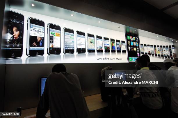 Des americains essayent le nouveau telephone portable de chez Apple le Iphone.