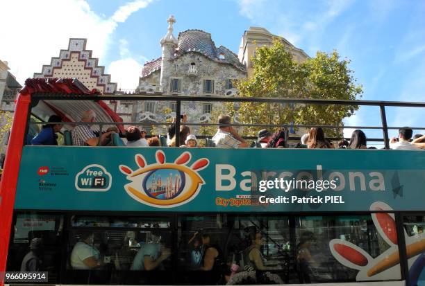 Bus de tourisme devant la Casa Batllo, Barcelogne, Espagne.