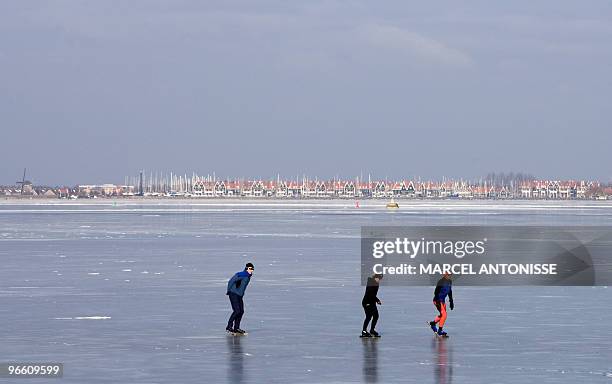 People skate on Gouwzee lake in the Markermeer natural reserve near Volendam on February 12, 2010. AFP PHOTO / ANP MARCEL ANTONISSE netherlands out -...