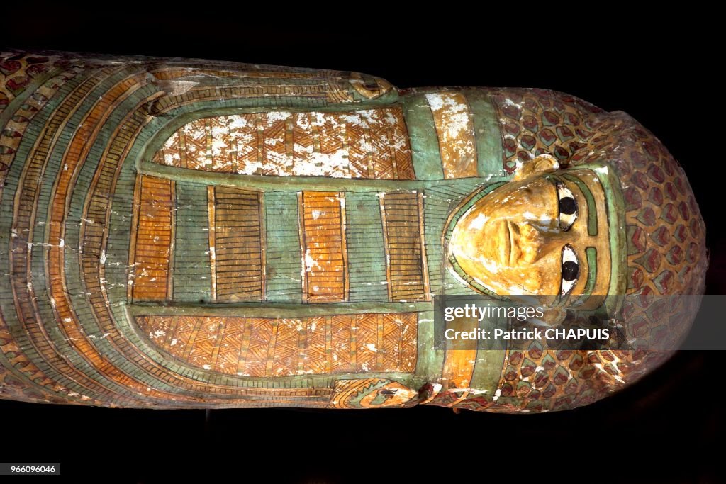 Découverte D'un Sarcophage En Bois A Louxor