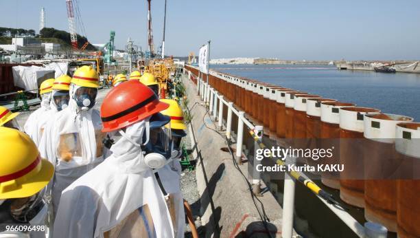 Le Premier ministre japonais Shinzo Abe s'est rendu le 19 septembre 2013 a Fukushima, Japon. Il a visite la centrale accidentee, pour la premiere...